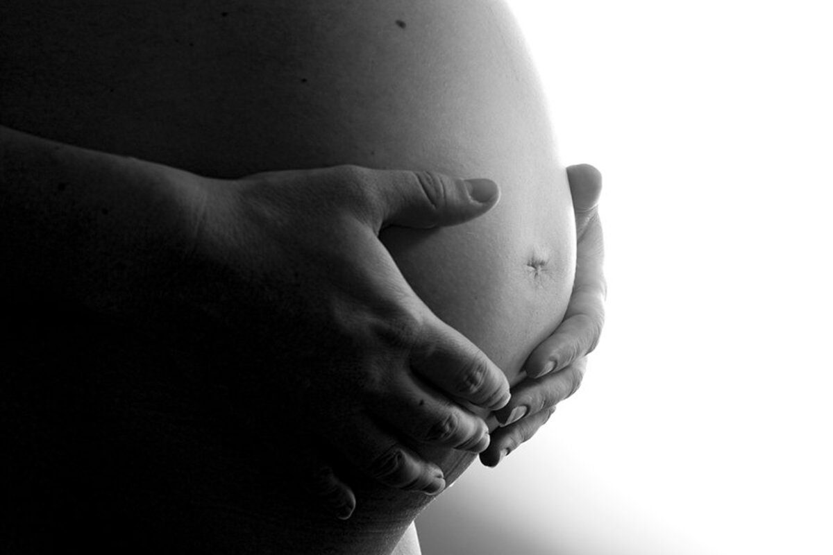 Caso o projeto seja aprovado, a pena máxima para esses casos passa a ser de 20 anos nos casos de aborto cometido acima das 22 semanas. (Foto: Reprodução)