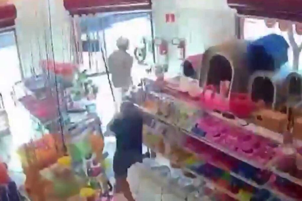Mulher se certificou de que o criminoso não estava armado antes de pegar o rodo. (Foto: Captura)