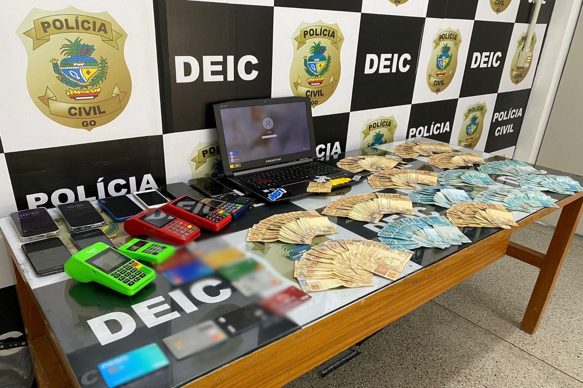 Foram recolhidos um carro, R$ 14.700,00 em espécie, cartões de crédito, máquinas de cartão de crédito, celulares e notebooks. (Foto: Divulgação / PCGO)