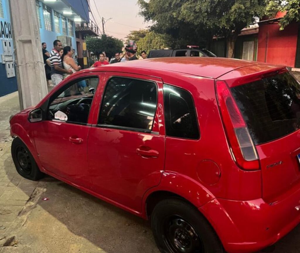 Carro atingiu poste durante a fuga (Foto: Divulgação/CPE)