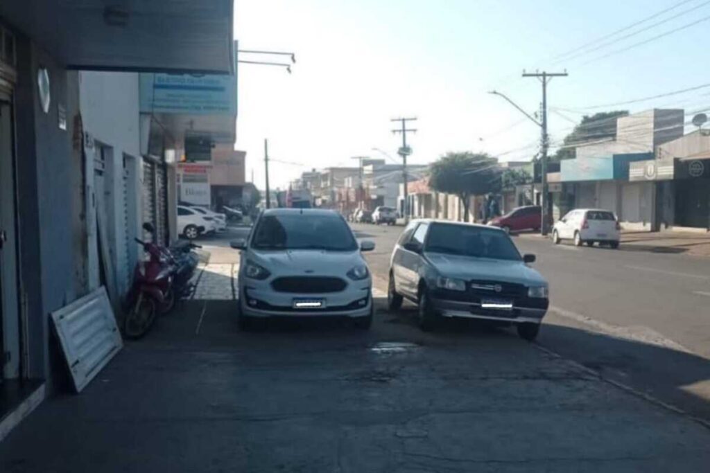 Estacionar sobre calçadas, assim como sobre faixas de pedestres, ciclovias e ciclofaixas, é uma infração de trânsito grave. (Foto: José Aurélio / Rádio São Francisco FM)