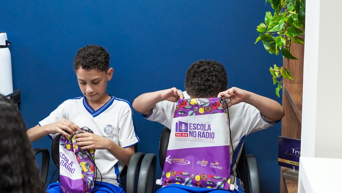 Como lembrança, os alunos ganharam um kit com sacochila e cartela de adesivos personalizada (Foto: Lucas Henrique Dos Santos / FFJVB)