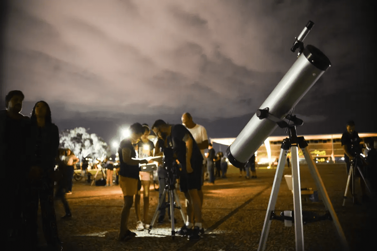 Todo o Brasil poderá testemunhar a passagem do "Cometa do Século", no entanto, ainda não é possível dizer se será visível a olho nu. (Foto: Reprodução / Marcello Casal - Agência Brasil)