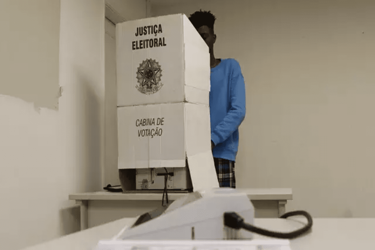 Alem de serem proibidos, constituem em crime eleitoral o uso de amplificadores de som e a realização de comícios no dia da eleição. (Foto: Reprodução / Agência Brasil)