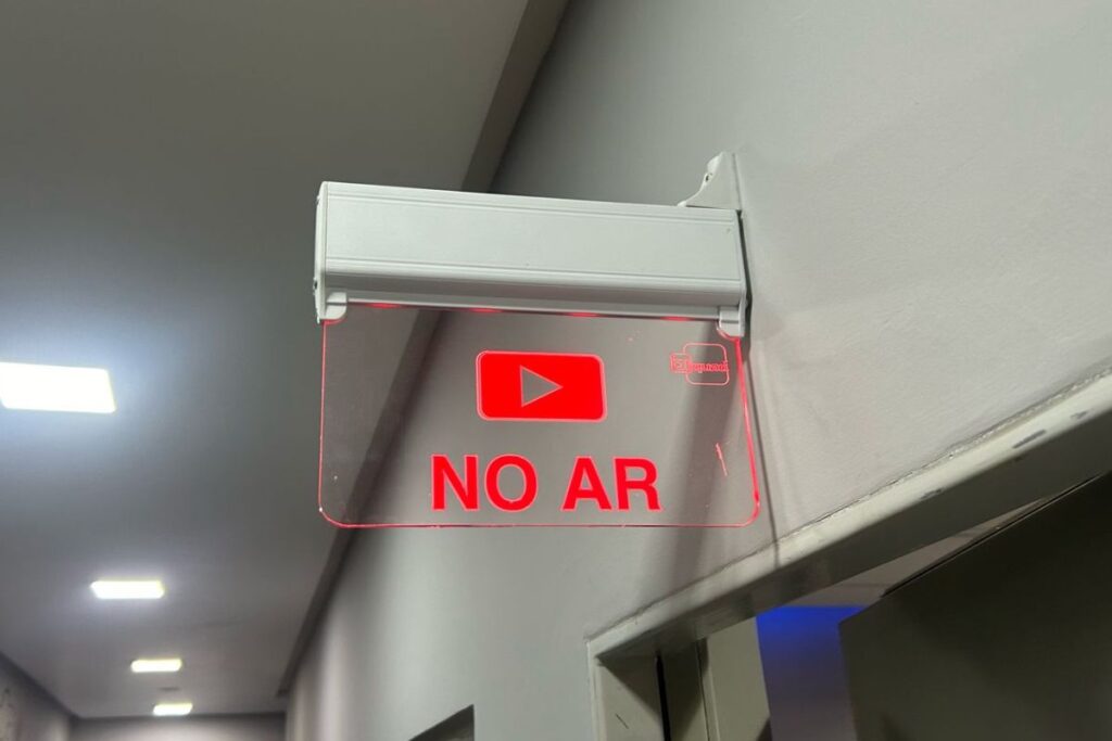 foto de placa de "no ar" para representar o dia mundial do rádio