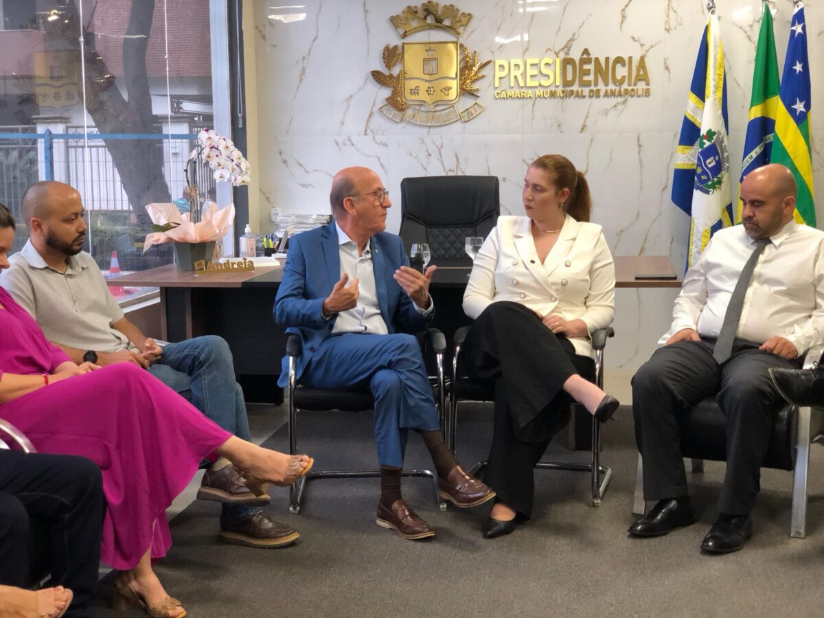 foto do deputado rubens otoni ao lado de andreia rezenda, em visita a Câmara de Anápolis