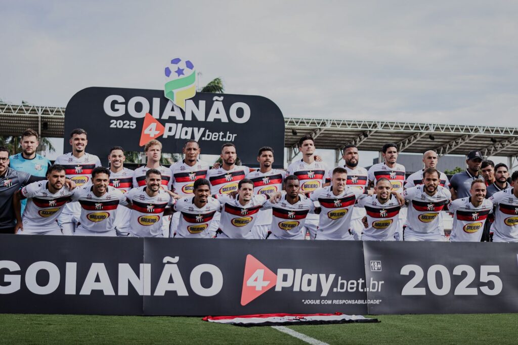 foto do time do anápolis futebol clube perfilado em campo