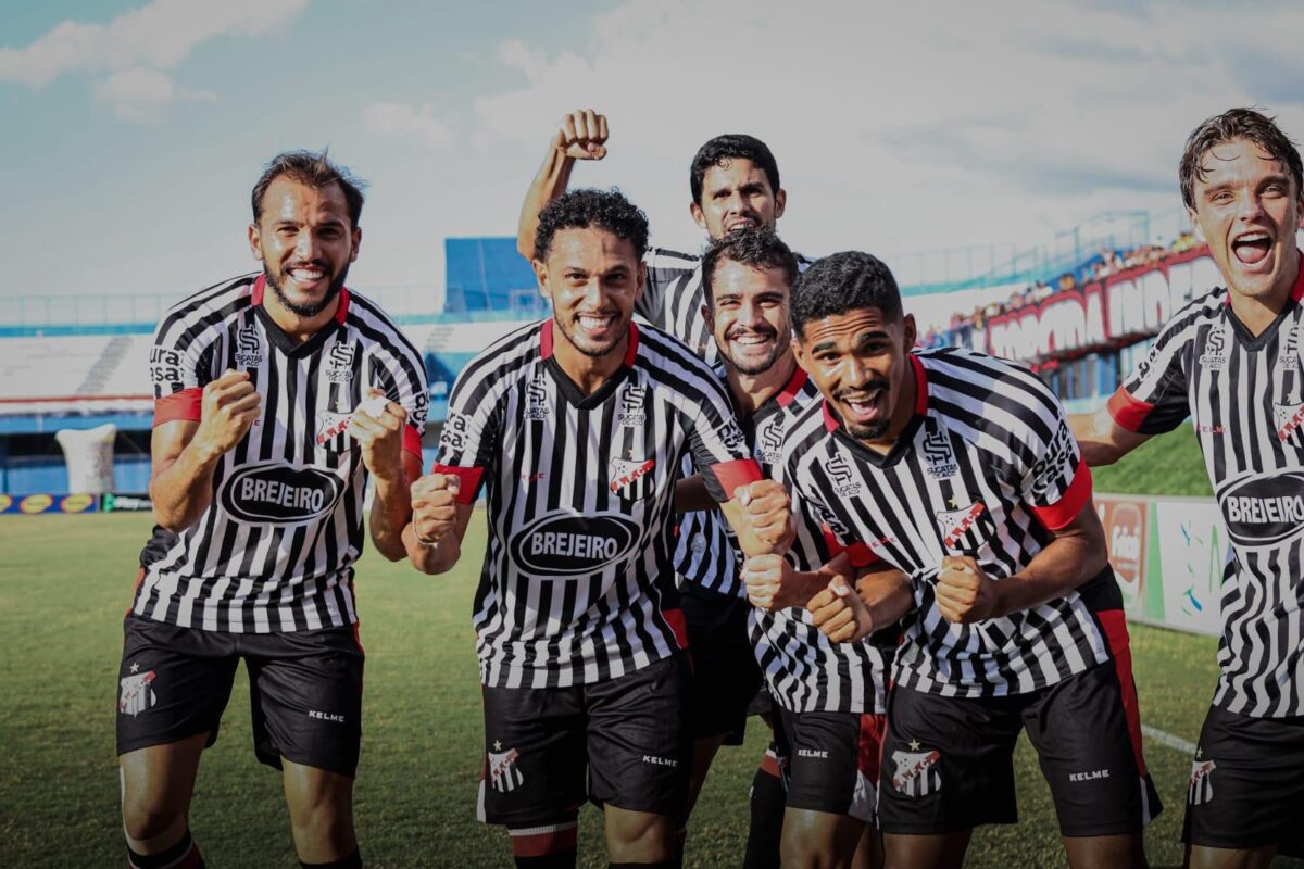 foto de jogadores do anápolis futebol clube comemorando gol no campeonato goiano