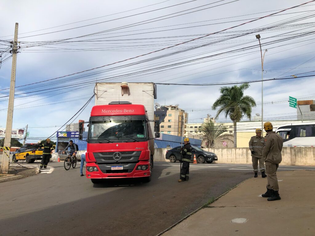 Cabeamento não energizado foi retirado do baú do caminhão (Foto: Victor Santos)