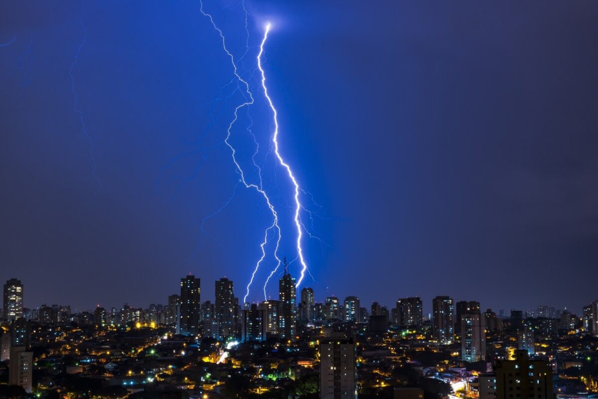 foto de raio incidindo em céu à noite