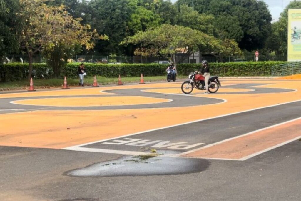 foto de aula prática de motocicleta em pátio do detran-go