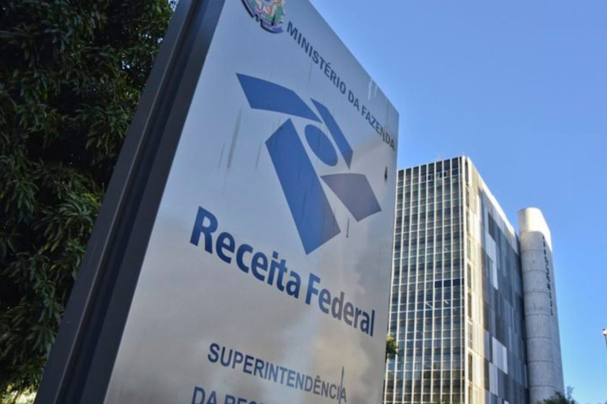 placa na entrada do prédio da receita federal em brasília
