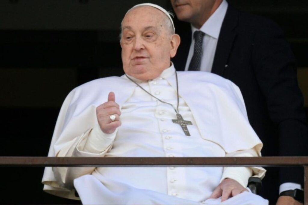 foto do papa francisco após receber alta de hospital