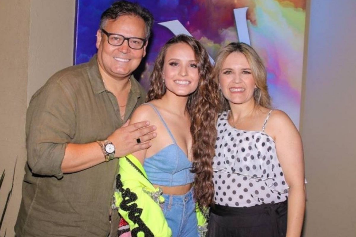 foto da atriz larissa manoela e seus pais