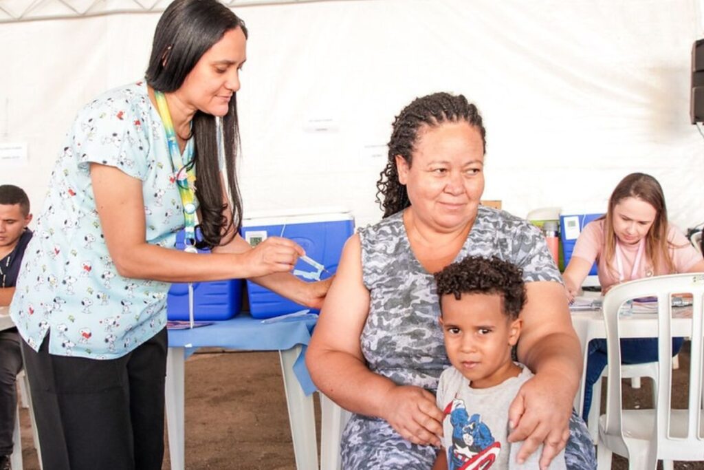 foto de adulta sendo vacinada contra sarampo
