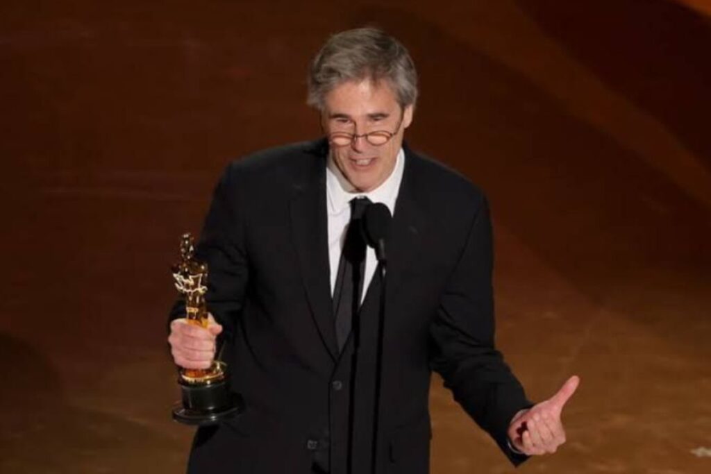 foto do produtor walter salles com estatueta do oscar
