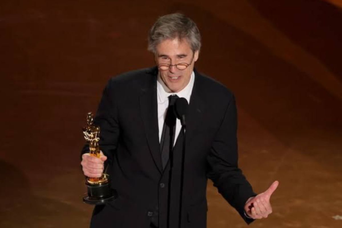foto do produtor walter salles com estatueta do oscar