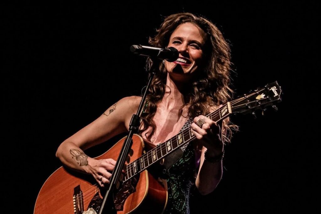 foto da artista ana cañas, que se apresenta em Anápolis