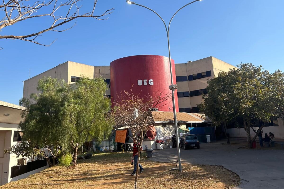 foto de prédio principal da UEG em Anápolis