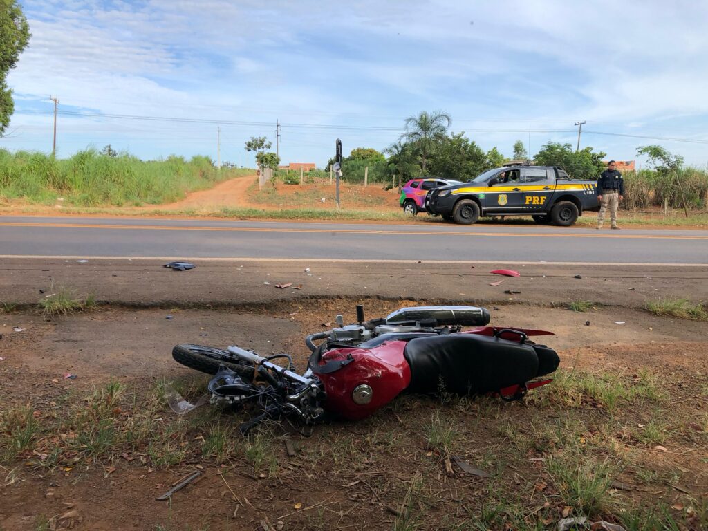 Moto ficou com a parte frontal destruída (Foto: Victor Santos/Rádio São Francisco FM)