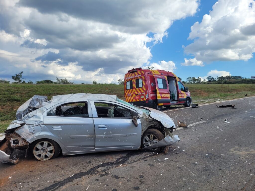 Carro ficou parcialmente destruído com o impacto da batida (Foto: Corpo de Bombeiros)