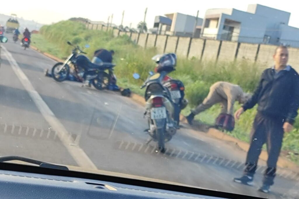 Vítimas do acidente ficaram caídas às margens da rodovia (Foto: Cedida à Rádio São Francisco FM)