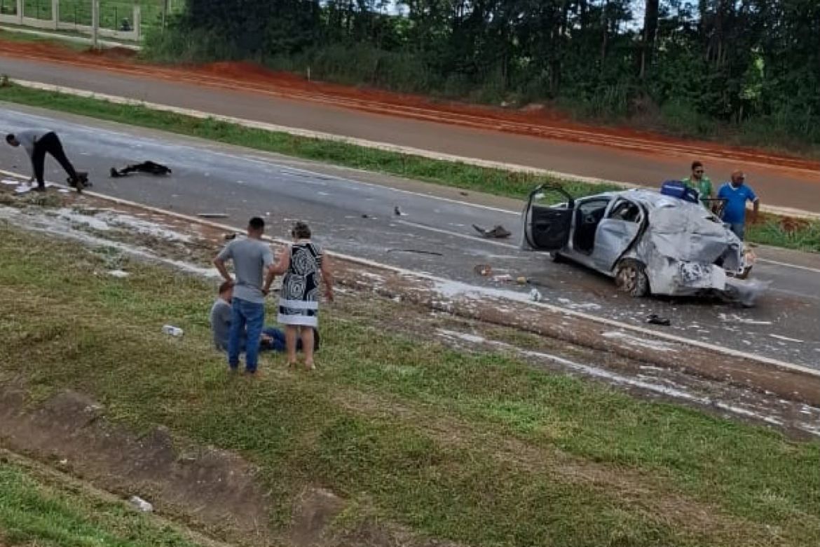 Carro saiu da pista e deixou tinta espalhada na BR-060 (Foto: Rozival Moreira Da Silva)