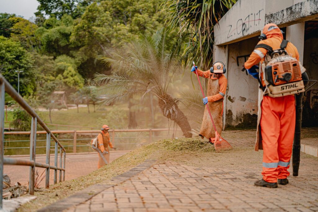 foto da operação cidade limpa em prática no parque da liberdade