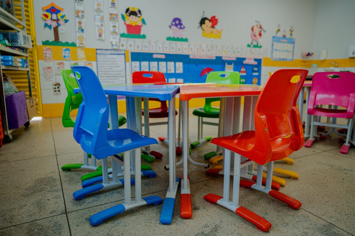 foto de cadeiras em creche de Anápolis para ilustrar processo seletivo com vagas para cuidadores