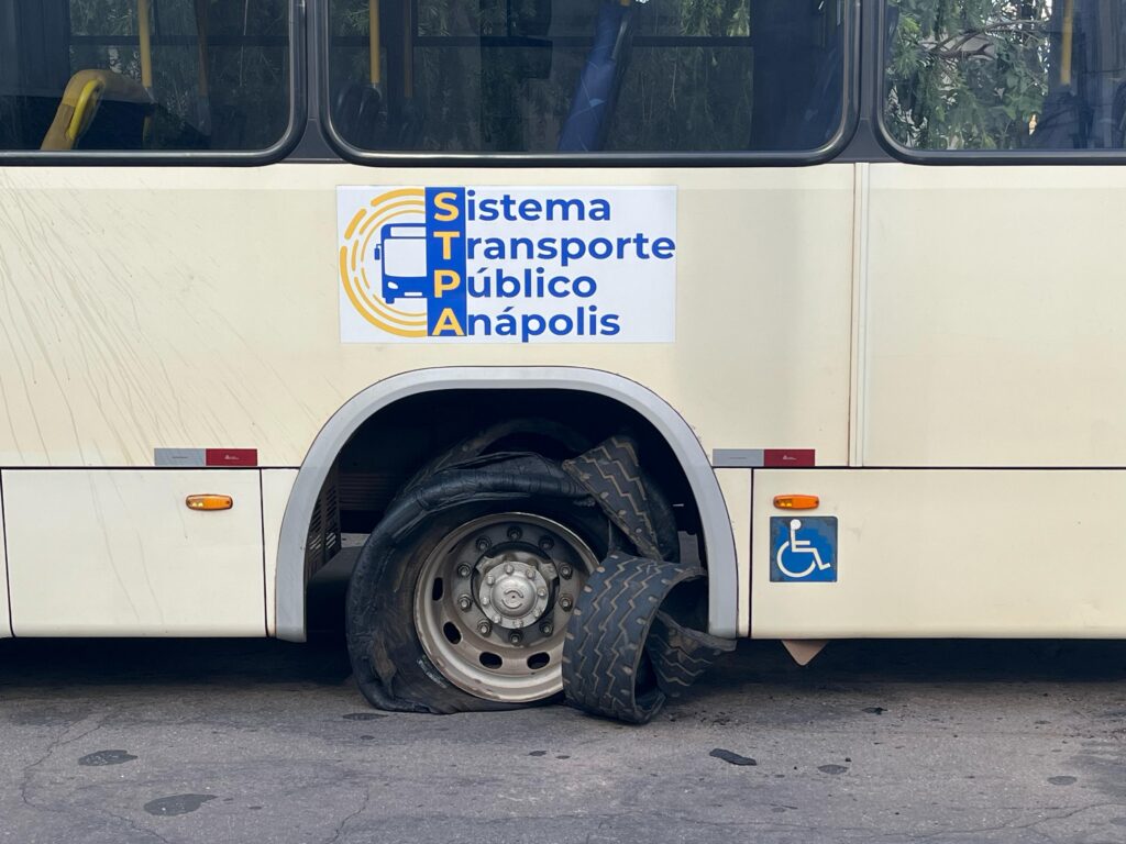 O motorista disse que se assustou ao ouvir o barulho da explosão dos pneus (Foto: Jonathan Cavalcante)
