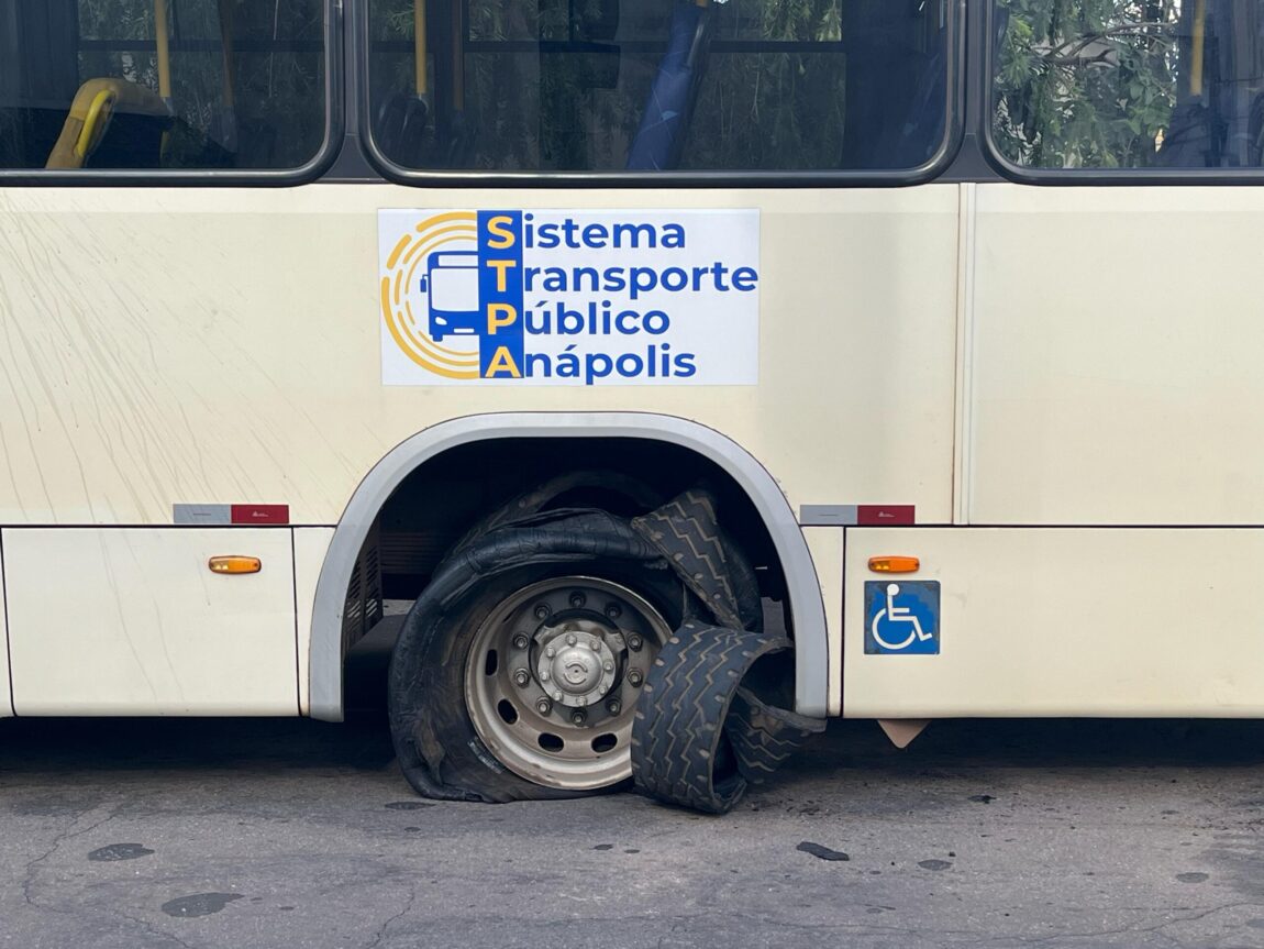 O motorista disse que se assustou ao ouvir o barulho da explosão dos pneus (Foto: Jonathan Cavalcante)
