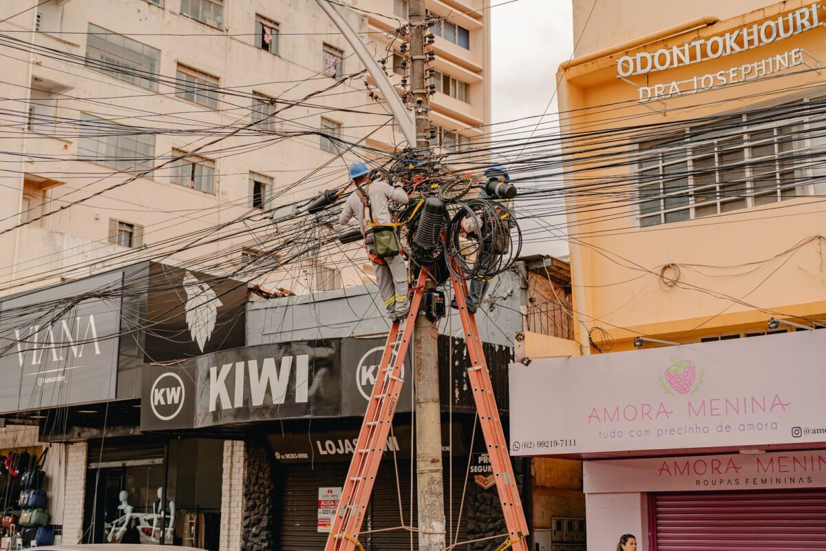 foto do serviço de retirada de fios dos postes de Anápolis