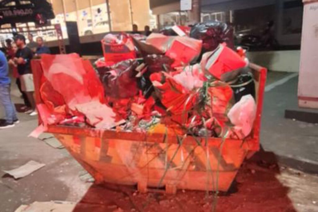 Caçamba atingida pela moto na Avenida Brasil (Foto: Reprodução/PM)