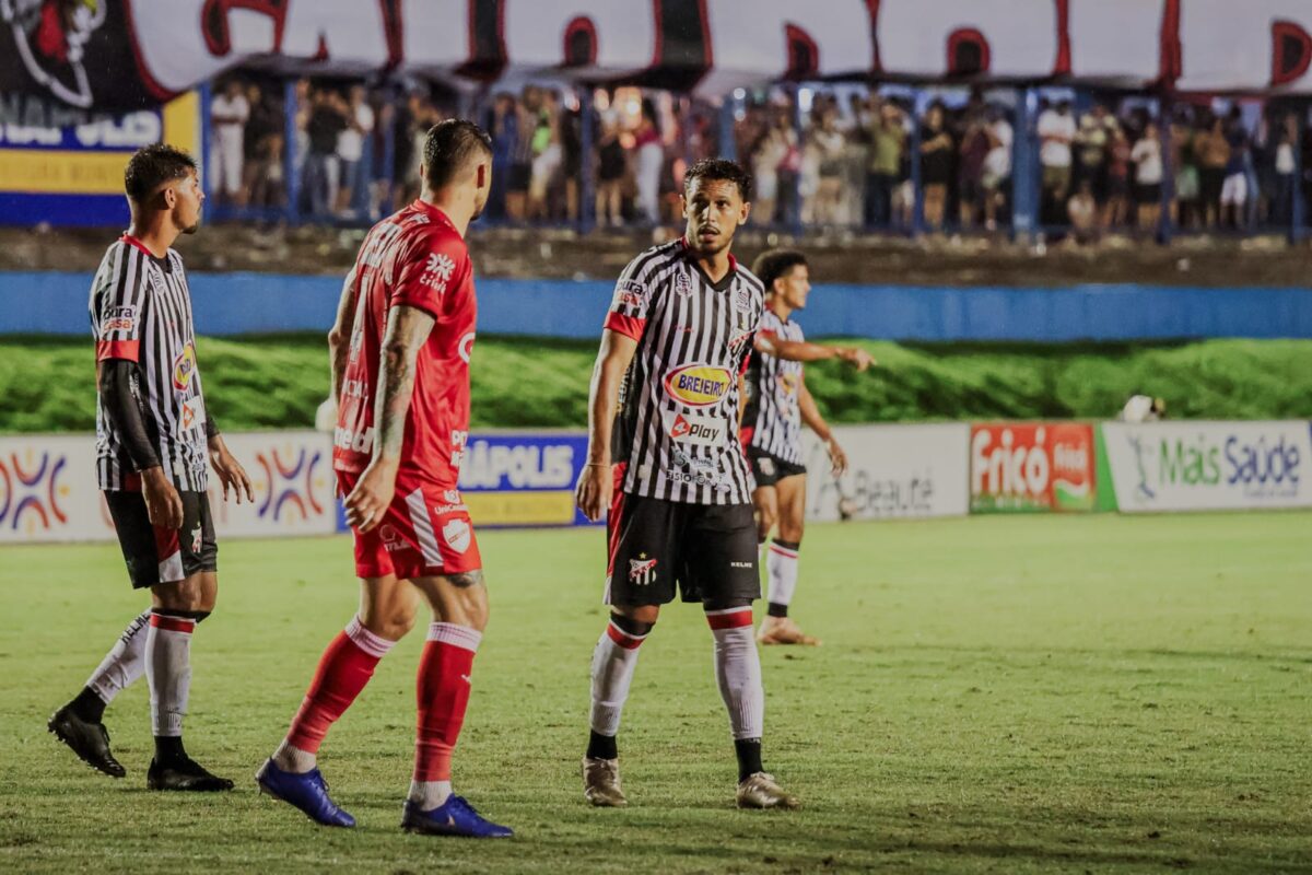 foto da partida entre anápolis futebol clube e vila nova