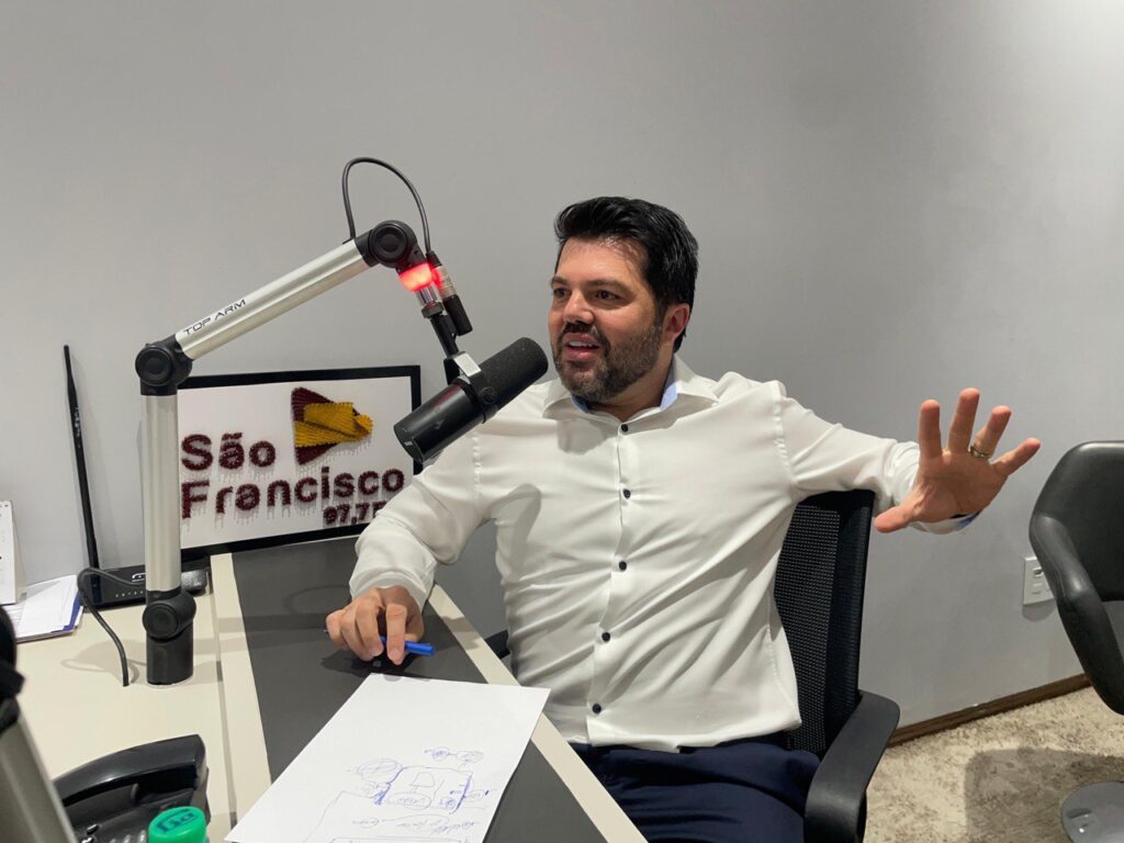Márcio Corrêa no estúdio da Rádio São Francisco FM (Foto: Orlando Simenton)