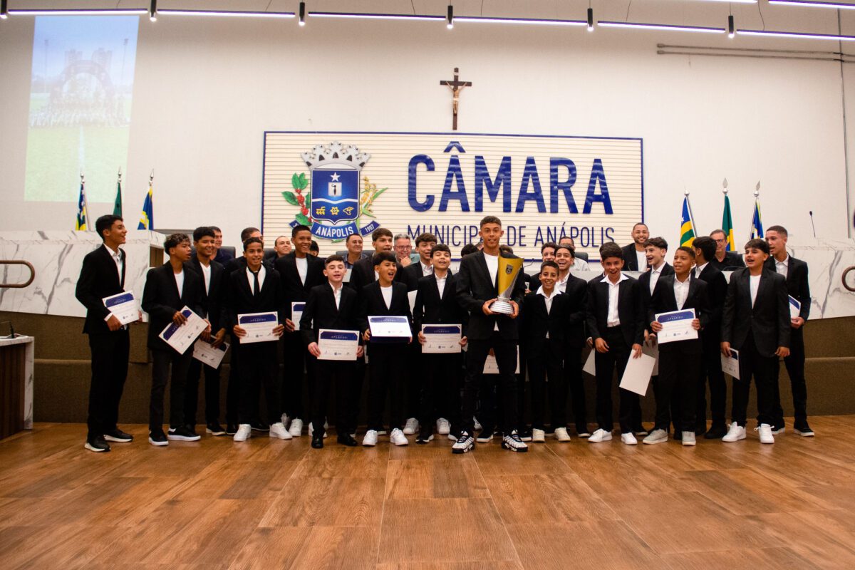 foto dos atletas do sub-13 do santa cruz que foram campeões da Copa Goiás de 2024