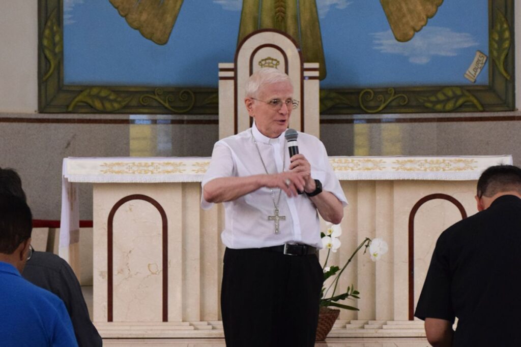 foto do bispo dom joão wilk pregando para fiéis da diocese de Anápolis