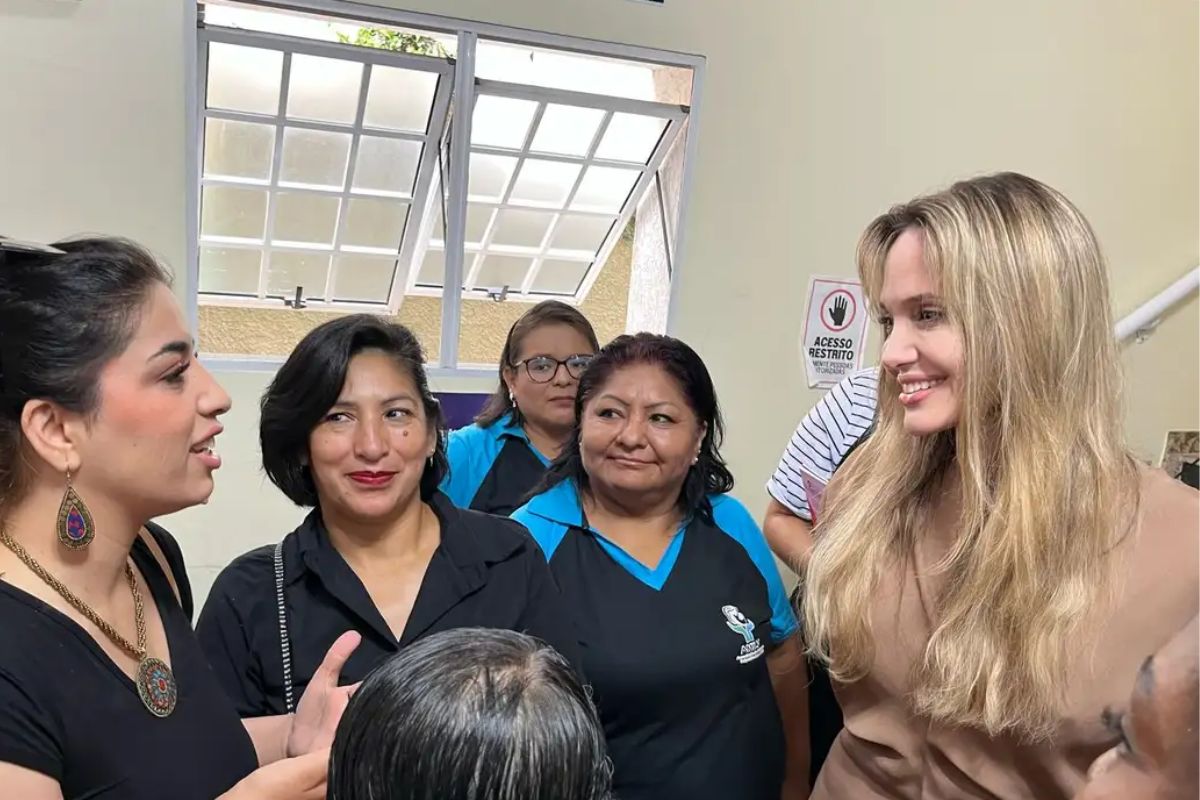 FOTO DA ATRIZ ANGELINA JOLIE DURANTE VISITA AO BRASIL