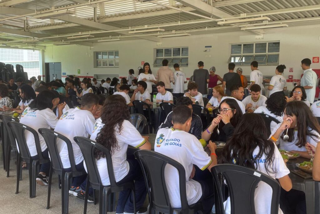 foto de estudantes no horário da merenda