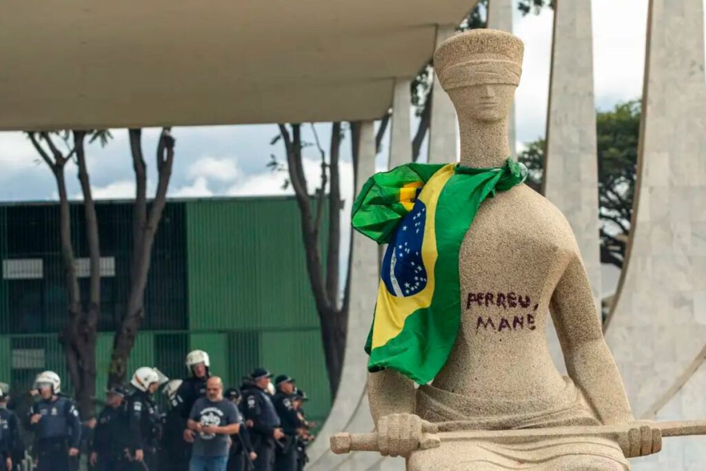 foto da estátua "A Justiça" pichada com "Perdeu, mané".