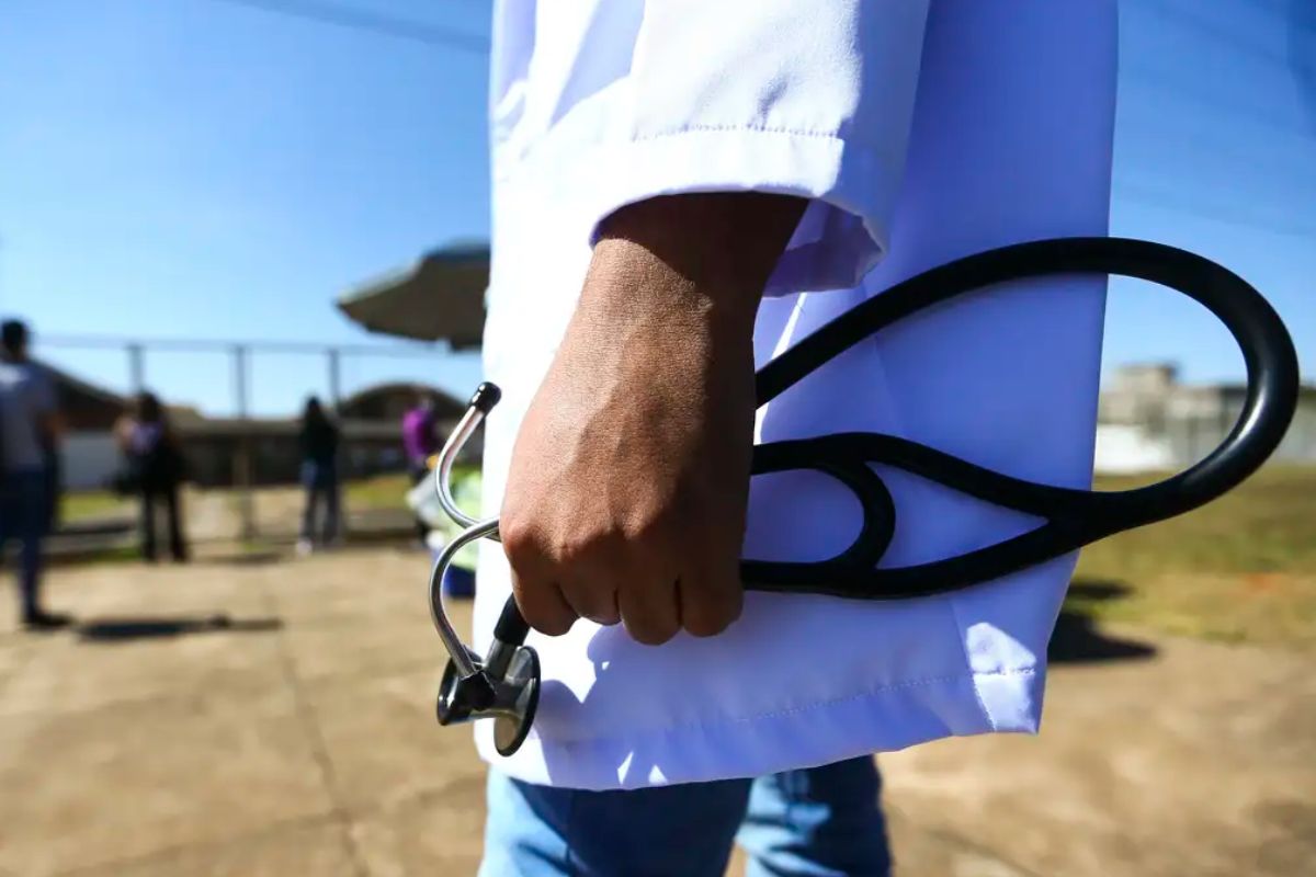foto de estudante de curso de medicina segurando estetoscópio