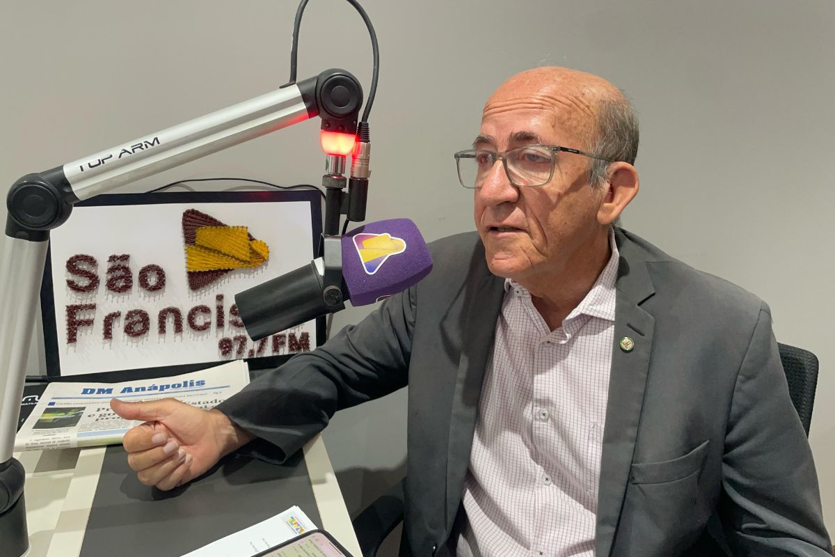 foto do deputado federal rubens otoni em entrevista á rádio são francisco FM