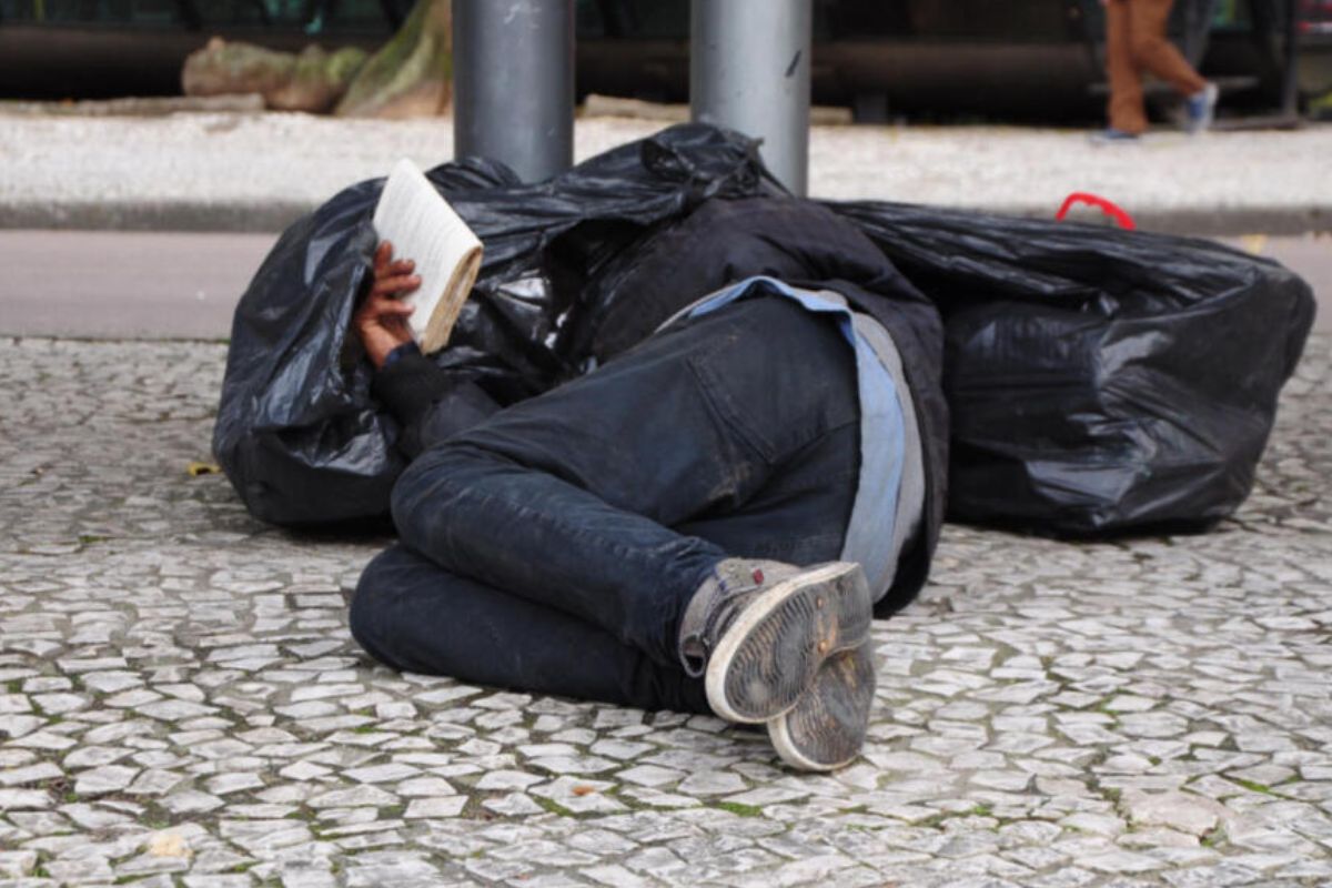 foto de uma pessoa em situação de rua no Brasil