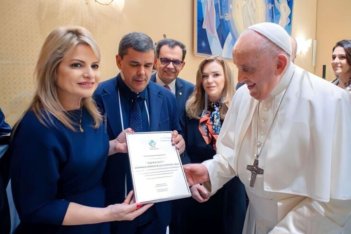 foto dos políticos goianos flávia morais e george morais com o papa francisco