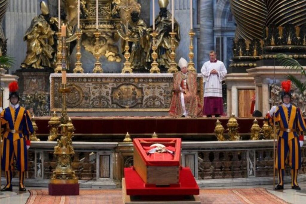 foto do velório do papa francisco no vaticano