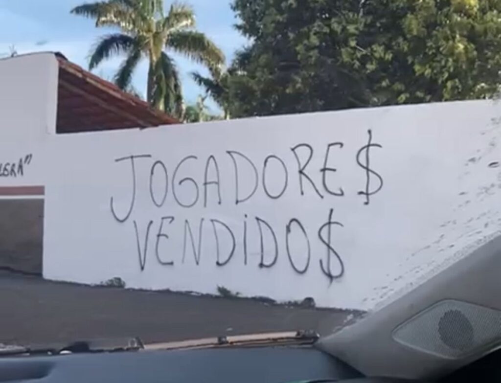 Protestos nos muros do CT no alto da Boa Vista (Foto: Captura)