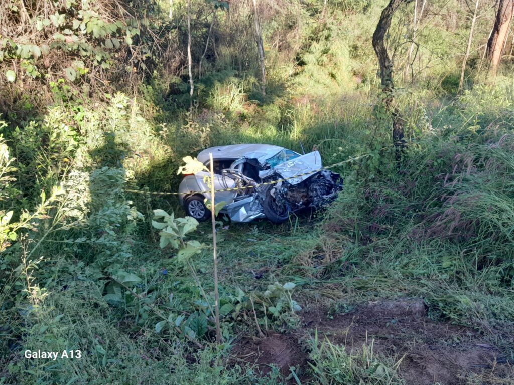 Trecho do acidente foi isolado pela PRF (Foto: Corpo de Bombeiros)