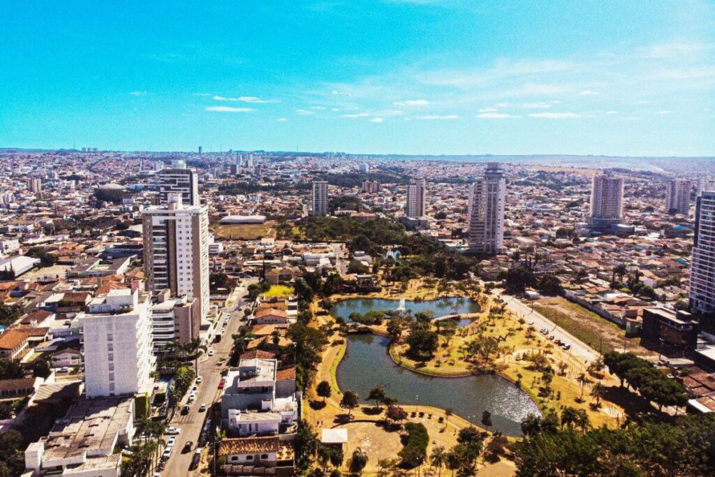 foto aérea da cidade de anápolis