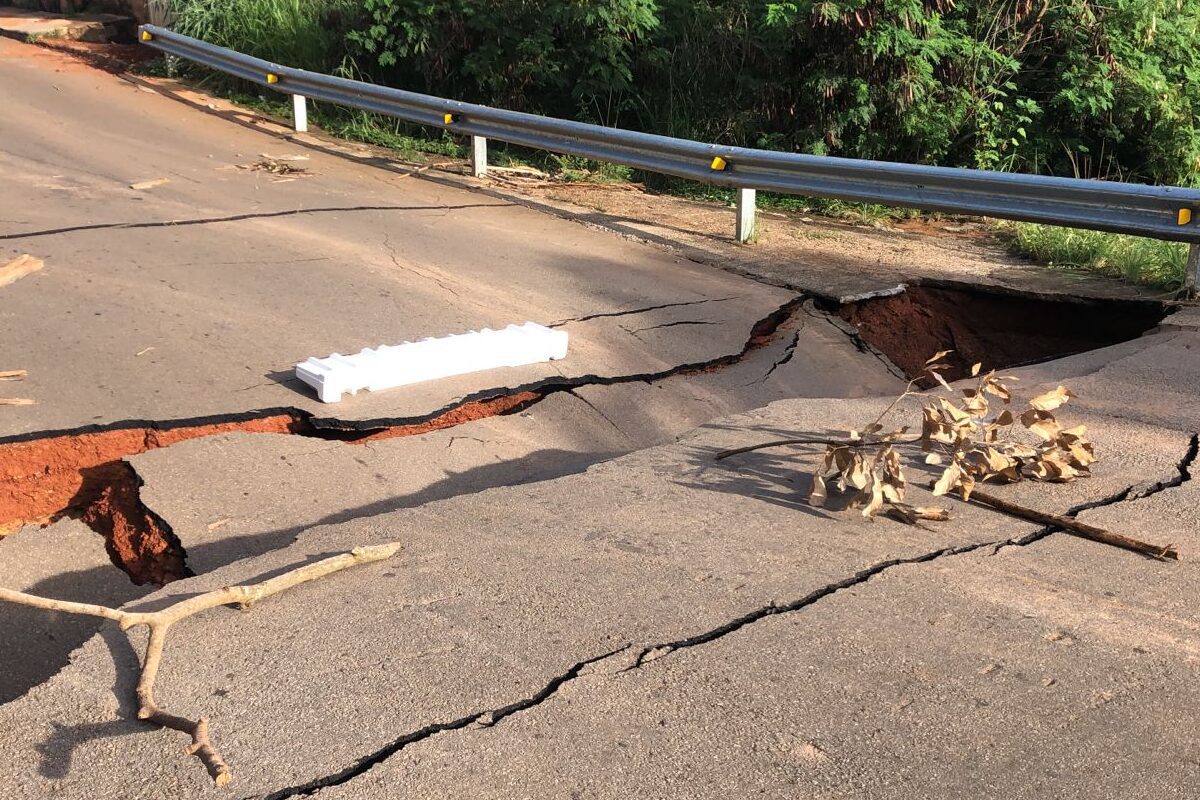 foto de ponte destruída em Anápolis