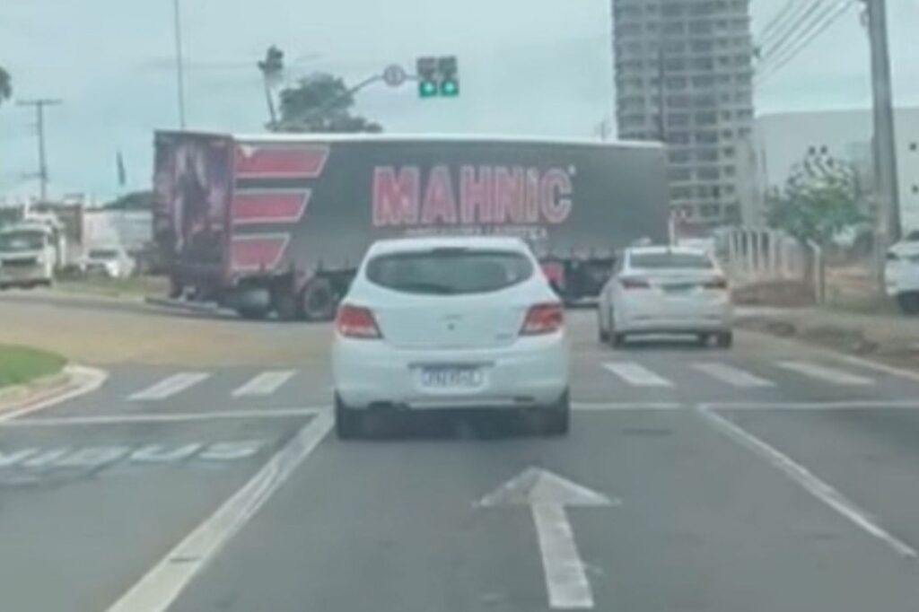 Ouvinte do São Francisco News flagrou a carreta realizando uma conversão proibida (Foto: Captura)